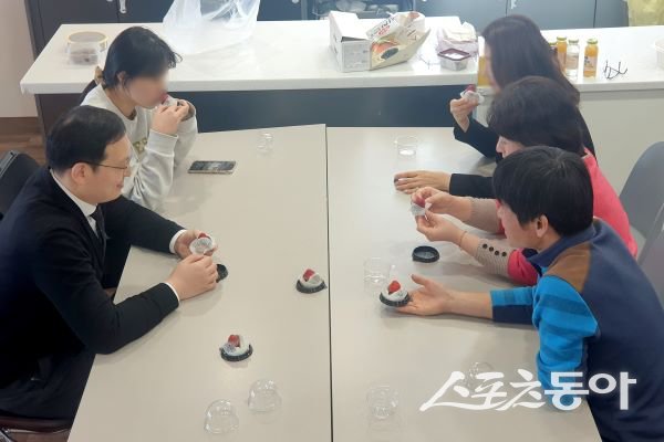 지난 2일 포항여성소망센터에서 찹쌀떡을 먹고 있는 모습. 사진제공｜포항여성소망센터