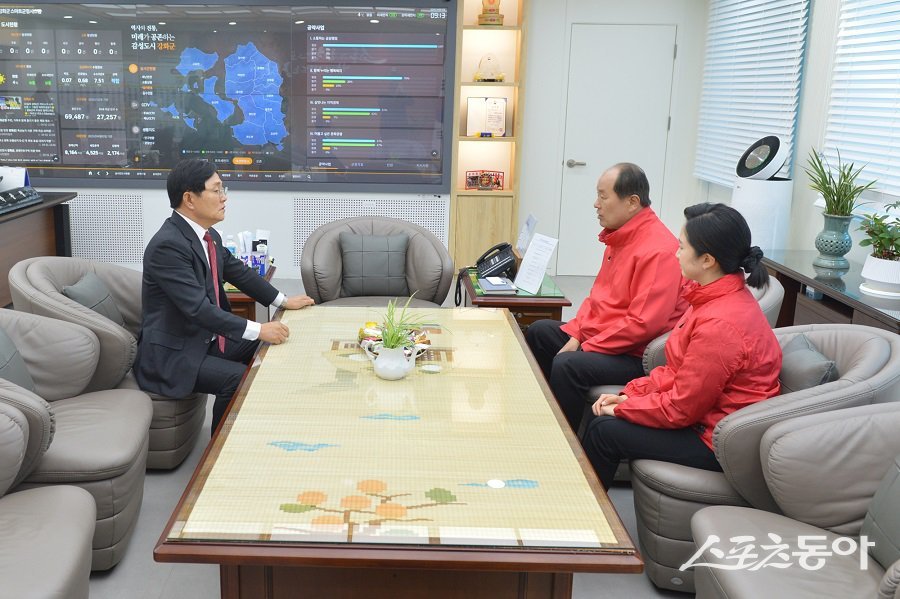 박용철 강화군수가 윤재상 허유리 당선자와 강화 발전과 민생안정에 대한 논의를 하고 있다. 사진제공|강화군청