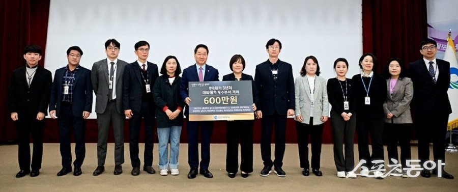 유정복 인천시장이 지난 1일 시청 대회의실에서 열린 ‘4월 월례조회’에서 성과 우수부서를 격려하고 있다. 사진제공|인천시청