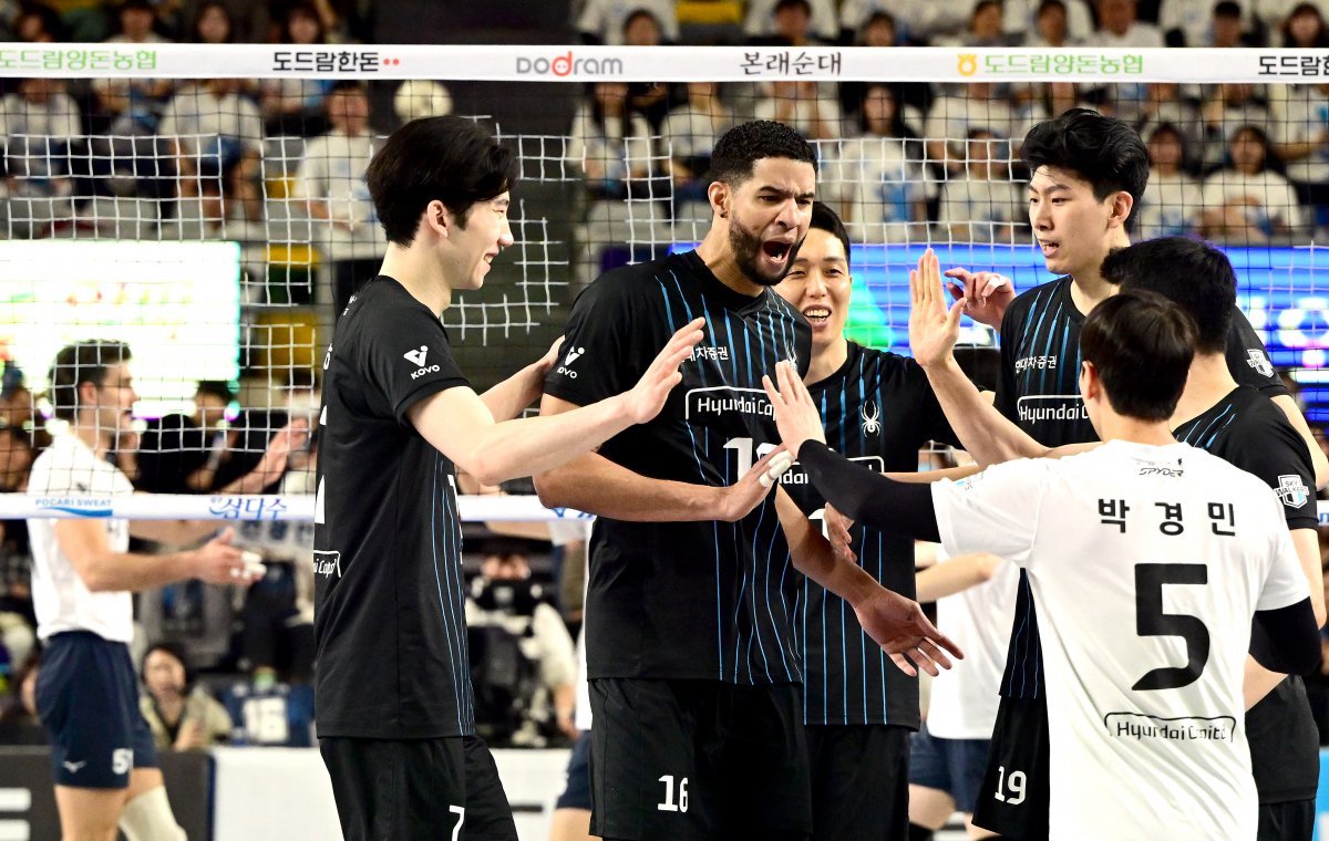 레오와 허수봉 등 현대캐피탈 선수들이 3일 천안유관순체육관에서 열린 대한항공과 V리그 남자부 챔피언 결정전 2차전 홈경기 도중 점수가 나오자 서로를 격려하고 있다. 사진제공|KOVO