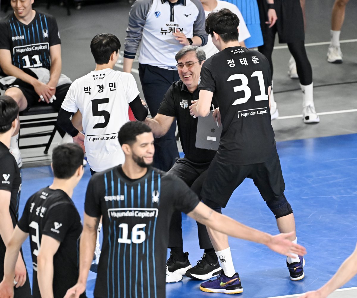 현대캐피탈 필립 블랑 감독(뒷줄 가운데)이 3일 천안유관순체육관에서 열린 대한항공과 V리그 남자부 챔피언 결정전 2차전 홈경기에서 득점한 정태준을 격려하고 있다. 사진제공|KOVO