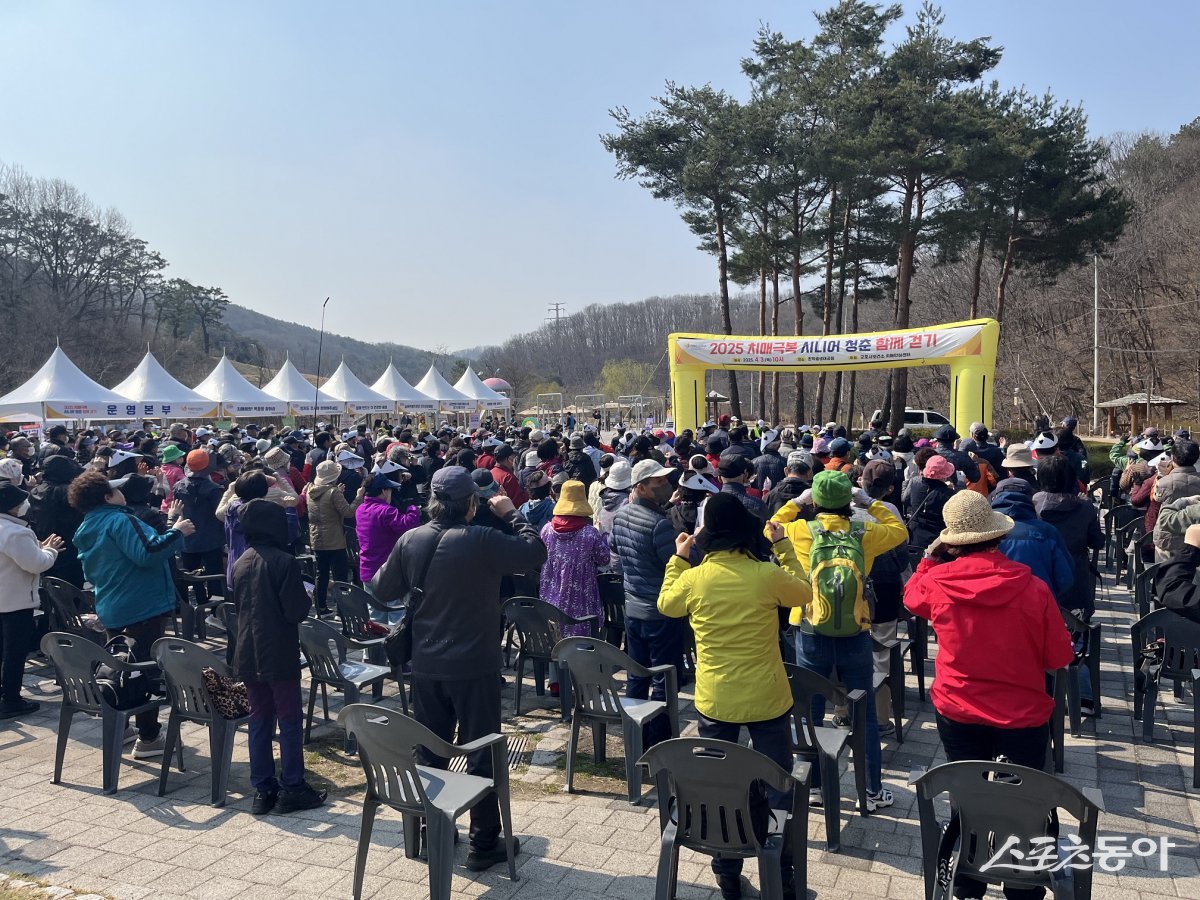 군포시는 지난 4월 3일 초막골생태공원에서 치매 예방의 중요성을 널리 알리고 치매에 대한 사회적 인식을 개선하기 위한 ‘2025년 한마음 치매극복 걷기행사-시니어 청춘 함께 걷기’를 성공적으로 개최했다. 사진제공|군포시청