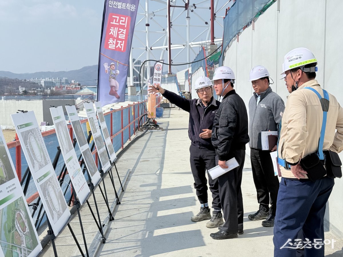 김충범 부시장은 지난 3일 종합운동장, 테니스 돔구장, 반다비 장애인 체육센터, 탄벌실내체육관, 광남 생활체육공원 등 주요 체육시설 공사 현장을 방문해 추진 상황을 점검했다. 사진제공｜경기 광주시