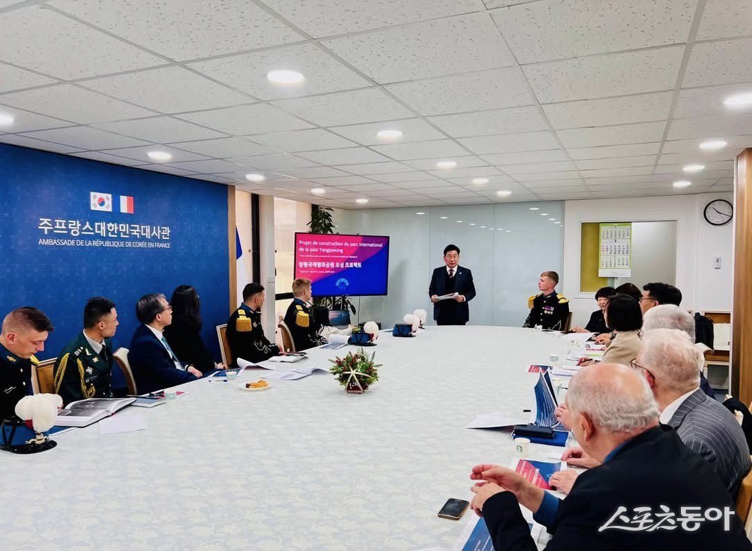 양평군(군수 전진선)은 지난 3일(현지 시간) 프랑스 파리에서 한국전 참전 프랑스군의 희생을 기리고, ‘지평리 국제평화공원’ 조성 사업의 비전을 공유하는 뜻깊은 일정을 진행했다. 사진제공|양평군