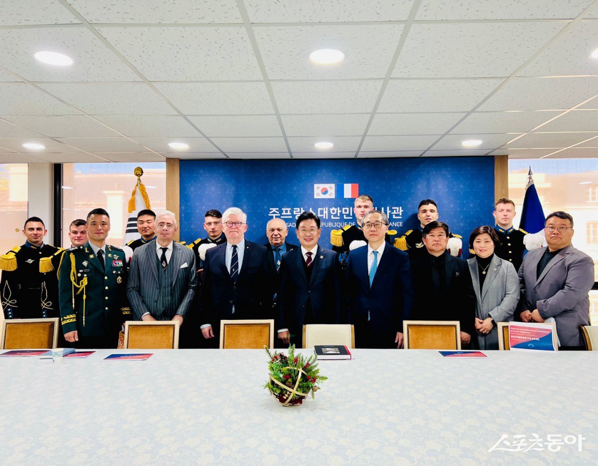 양평군(군수 전진선)은 지난 3일(현지 시간) 프랑스 파리에서 한국전 참전 프랑스군의 희생을 기리고, ‘지평리 국제평화공원’ 조성 사업의 비전을 공유하는 뜻깊은 일정을 진행했다. 사진제공|양평군