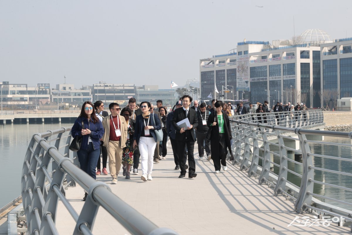 세계 언론인들이 경관브릿지를 거닐고 있다. 사진제공|시흥시청