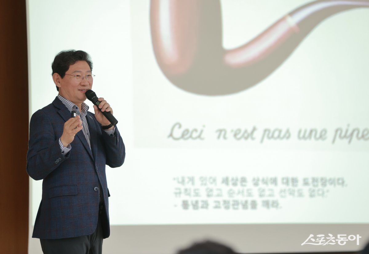 지난 4일 이상일 용인특례시장이 처인구 남사읍 주민자치센터에서 열린 ‘제1회 남사노인대학 입학식’에 참석, 입학생 110여 명을 대상으로 ‘상상력과 관찰력의 미술 세계’라는 주제로 특별 강연을 펼쳐 큰 호응을 얻었다. 사진제공｜용인시청