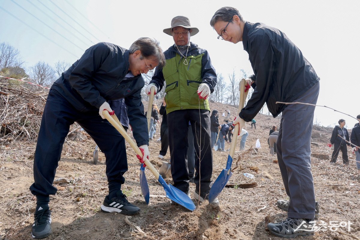 이동환 고양시장(윈쪽)이 지난 4일 중부대학교에서 제80회 식목일 기념 식목행사에서 자작나무 묘목을 식재하고 있다. 사진제공ㅣ고양시