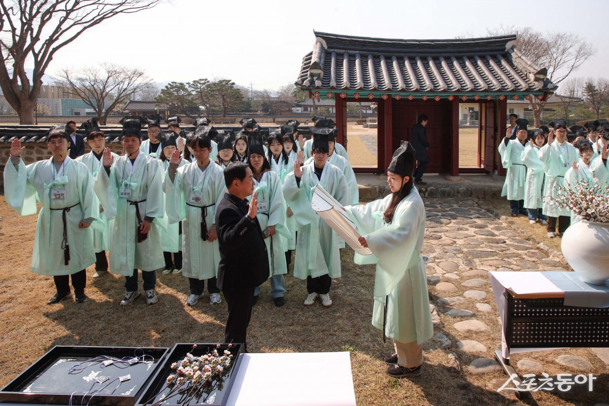 주광덕 시장(앞 윈쪽)이 작년 하반기부터 올해 상반기까지 임용된 신규공무원 50여 명을 대상으로 교육을 하고 있다. 사진제공ㅣ남양주시