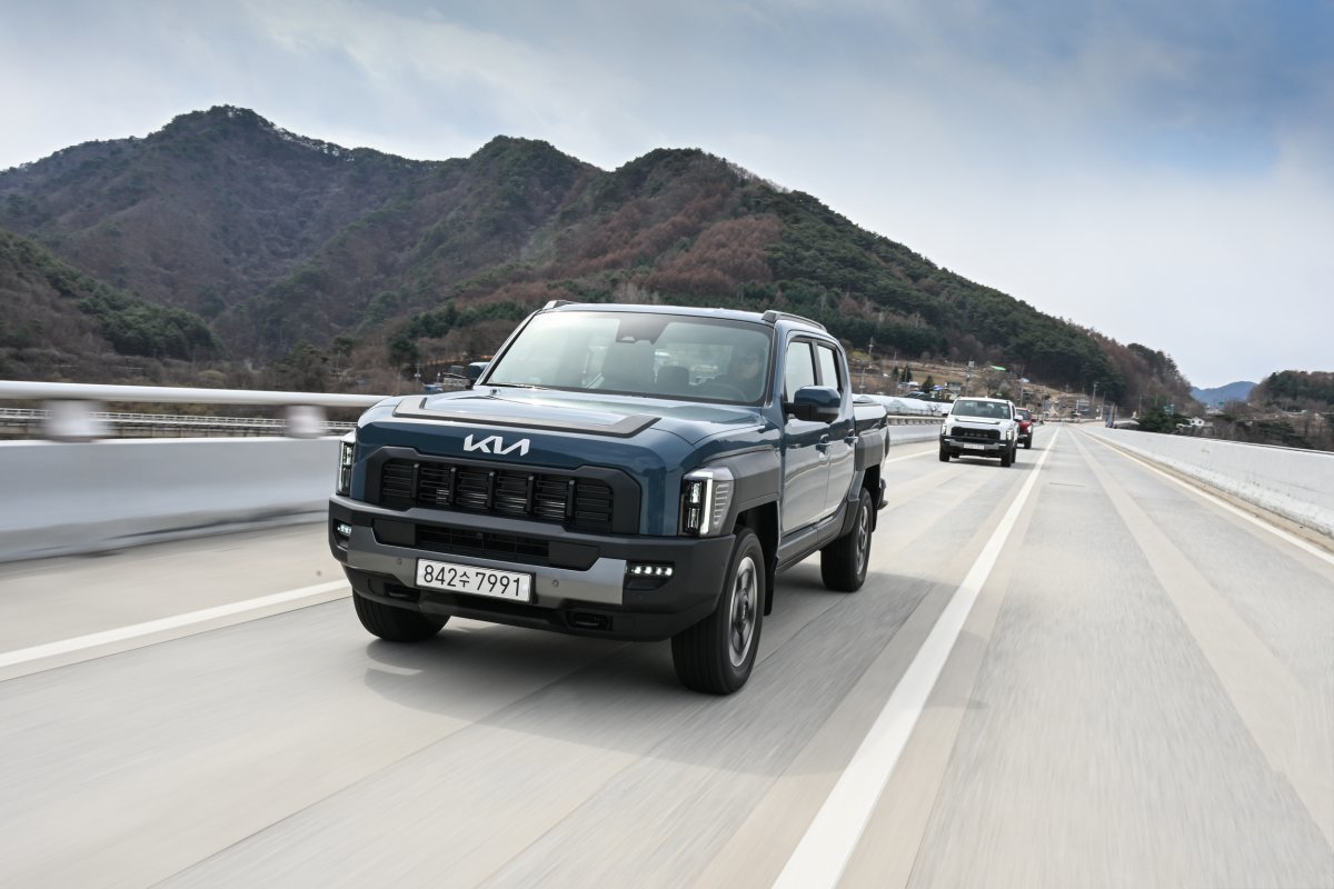 타스만은 프레임 구조를 모하비 대비 32% 향상시킨 비틀림 강성, 전륜 더블 위시본 서스펜션, 후륜 리프 스프링의 하이브리드 구성 구성을 통해 온로드에서 SUV 수준의 안락함을 구현해냈다. 사진제공 |기아