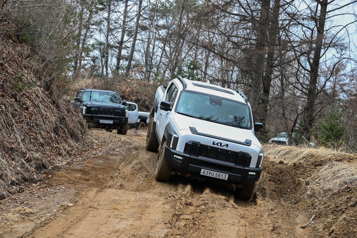 진흙 코스를 쉽게 돌파하고 있는 기아 타스만. 사진제공 |기아