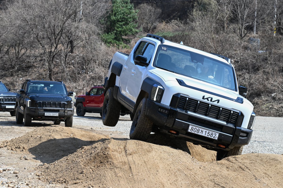 좌우 바퀴 중 하나가 완전히 공중에 뜨는 상황에서도 디퍼렌셜 락 기능을 작동하면 양쪽 바퀴에 동일한 토크를 전달해 쉽게 험로 탍출이 가능하다. 사진제공 |기아
