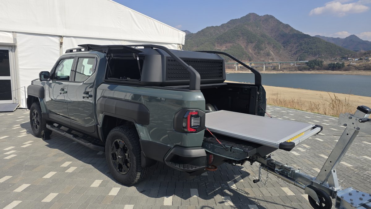 슬라이딩 베드 트레이를 옵션으로 선택하면 베드 깊숙한 곳에 실린 낚시 장비, 캠핑 박스 등을 허리 숙이지 않고도 꺼낼 수 있다. 원성열 기자 sereno@donga.com.