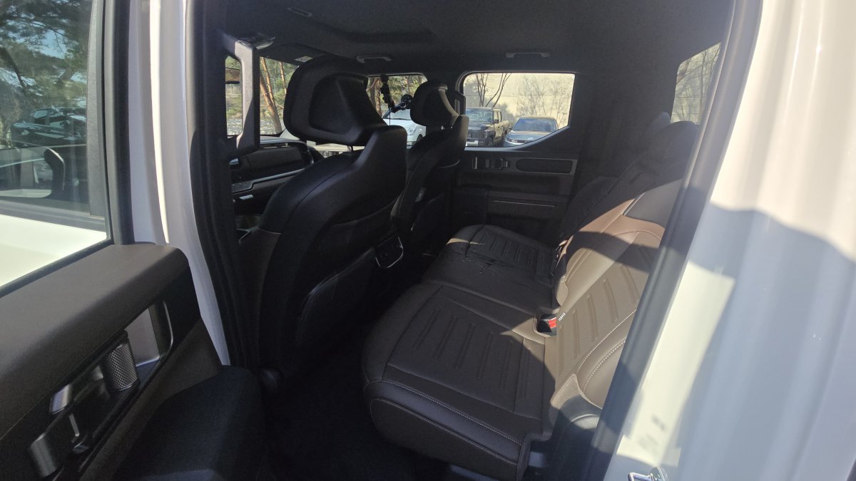 2열 도어는 최대 80도까지 열려 다양한 장비를 쉽게 싣고 내릴 수 있다. 원성열 기자 sereno@donga.com