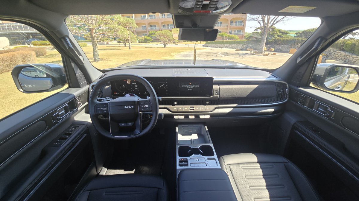 12.3인치 클러스터와 인포테인먼트, 그리고 공조 컨트롤을 포함한 파노라믹 와이드 디스플레이가 연결되어 고급 SUV 못지않은 감성을 자랑는 1열 인테리어. 원성열 기자 sereno@donga.com