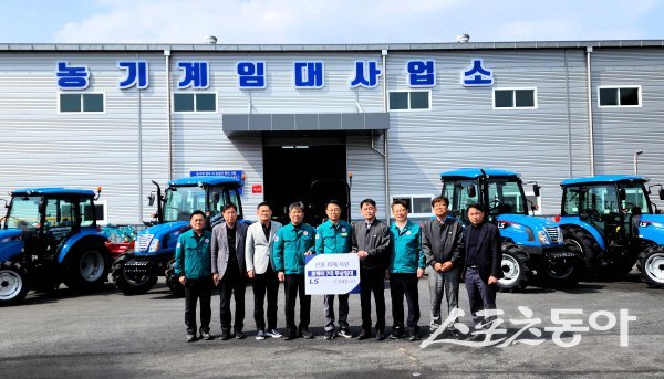 국내 주요 농기계 제조사 LS엠트론이 경북 산불 피해지역에 농기계를 지원하고 있다. 사진제공 ㅣ 경북도