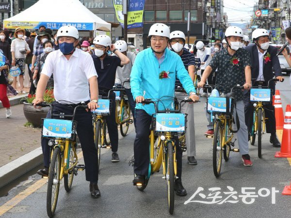 주낙영 경주시장(가운데)이 ‘타실라’ 이용 활성화 캠페인 자전거 시승을 하고 있다. 사진제공 ㅣ 경주시