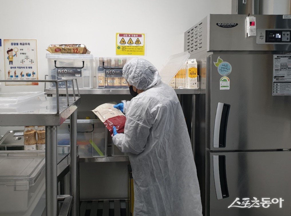 광명시 청소년 이용시설 집단급식소 식중독 예방 점검 모습. 사진제공|광명시