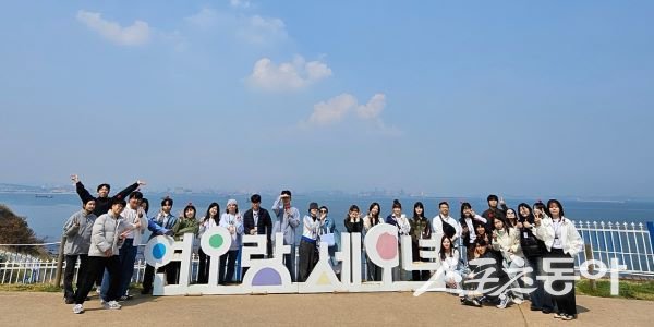 포항시는 지난 4일 애플 디벨로퍼 아카데미 러너 및 멘토 200여 명을 대상으로 ‘포항 팸투어’를 진행후 연오랑 세오녀 앞에서 기념촬영을 하고 있다. 사진제공｜포항시