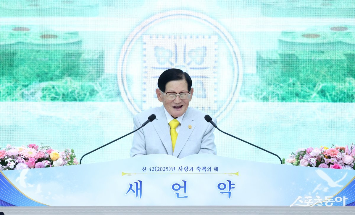 신천지예수교 이만희 총회장이 6일 부산야고보지파 마산교회를 방문해 성도들에게 성경 중심의 신앙을 독려하는 설교를 하고 있다. (사진제공=신천지예수교 부산야고보지파)