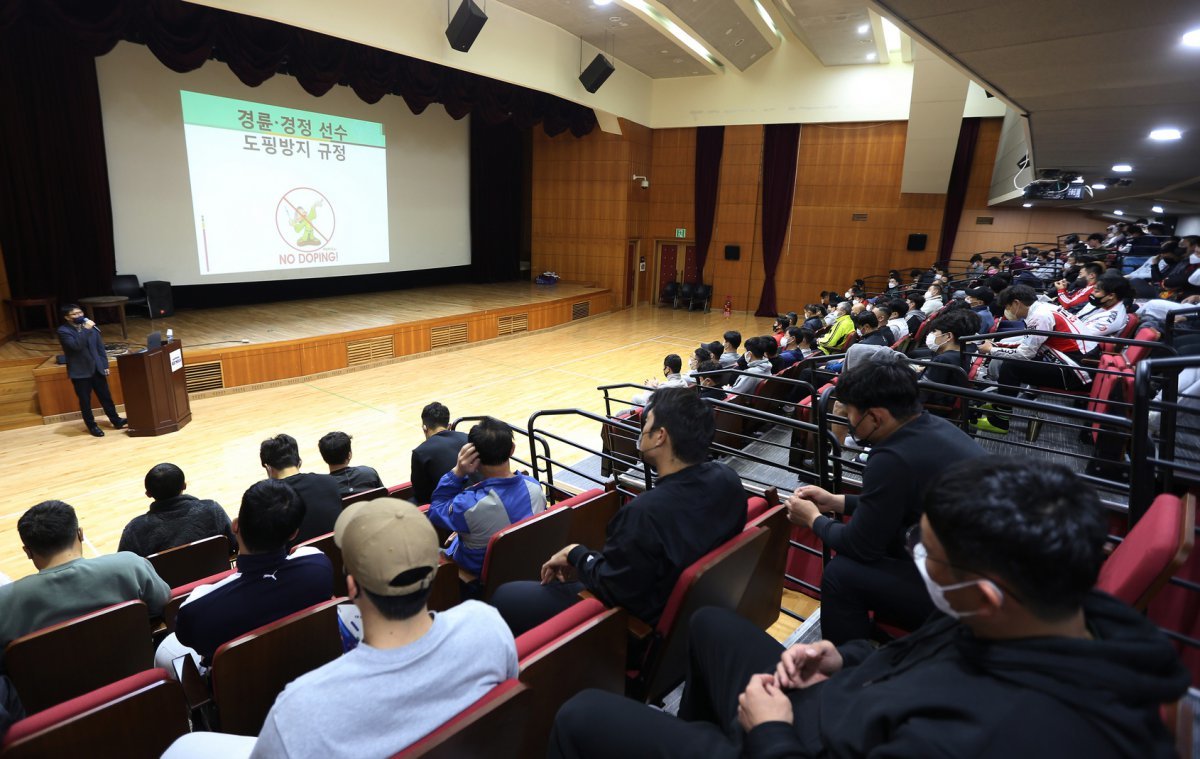 광명스피돔에서 경륜선수들이 금지 약물 복용 예방 교육을 받고 있다 사진제공|국민체육진흥공단