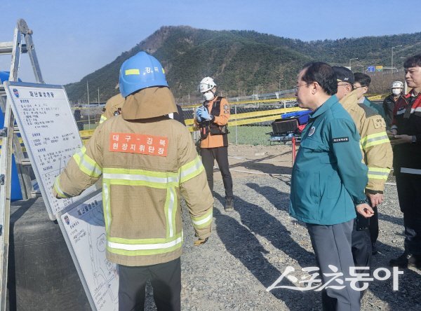 홍준표 대구시장이 북구 서변동 산불현장을 찾아 진화 상황을 점검하고 있다. 사진제공 ㅣ 대구시