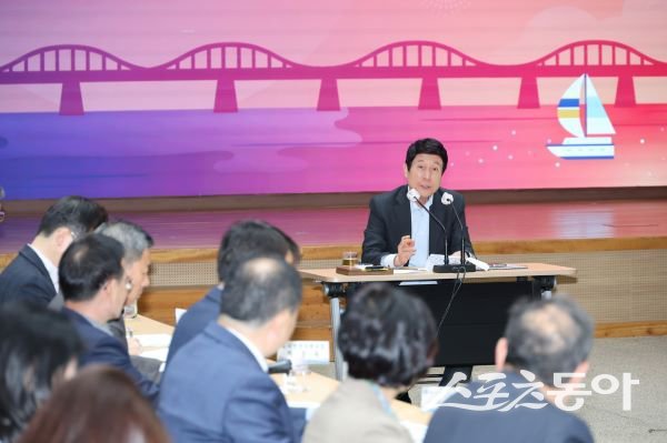 이강덕 포항시장은 7일 시청 대회의실에서 행정이 중심을 잡고 민생과 안정을 지켜나갈 것을 당부하고 있다.  사진제공｜포항시