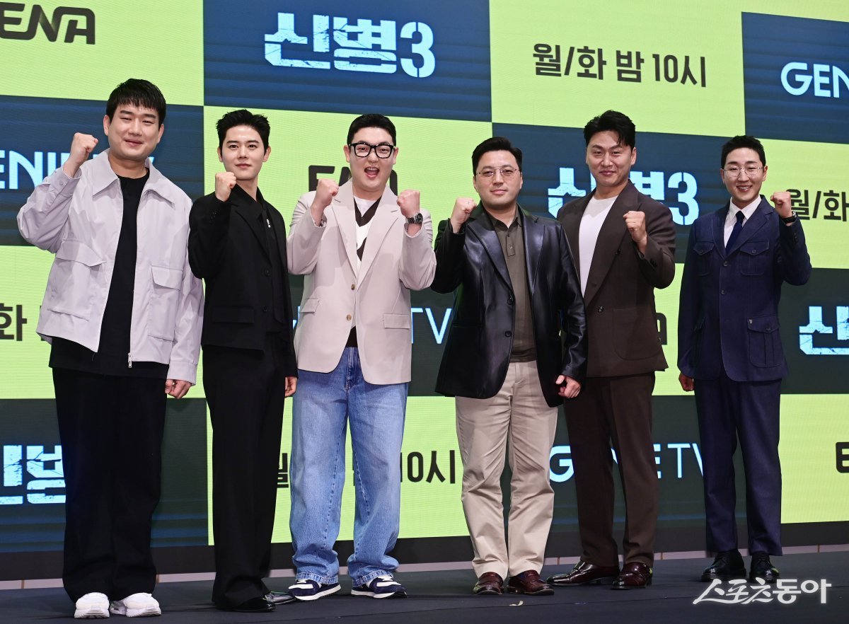 배우 남태우, 김동준, 김민호, 민진기 감독, 오대환, 김현규가 7일 서울 구로구 신도림디큐브시티 더세인트에서 열린 지니TV 오리지널 드라마 ‘신병3’ 제작발표회에서 포즈를 취하고 있다.  주현희 기자 teth1147@donga.com