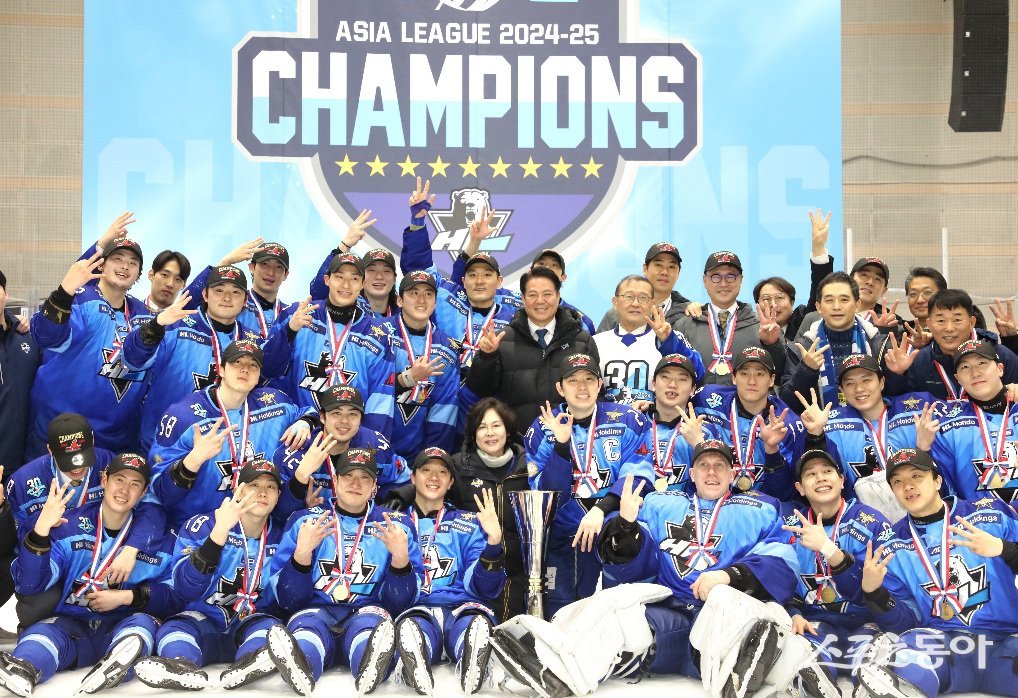 아시아리그 플레이오프 파이널전 우승 기념 모습(지난 25년 4월 5일 안양빙상장). 사진제공｜안양시