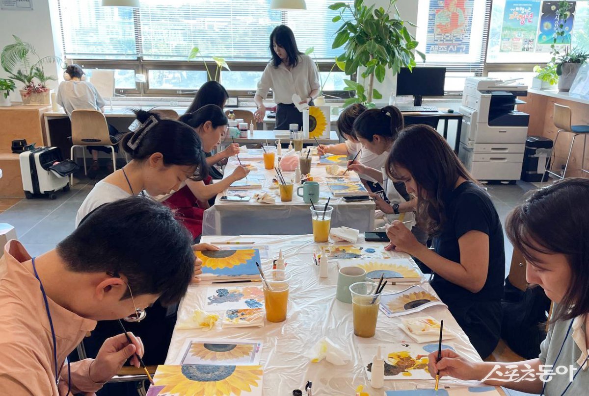 과천시 청년공간 비행지구에서 지난 2024년에 진행된 청년낭만프로그램 모습(컬러드로잉). 사진제공|과천시