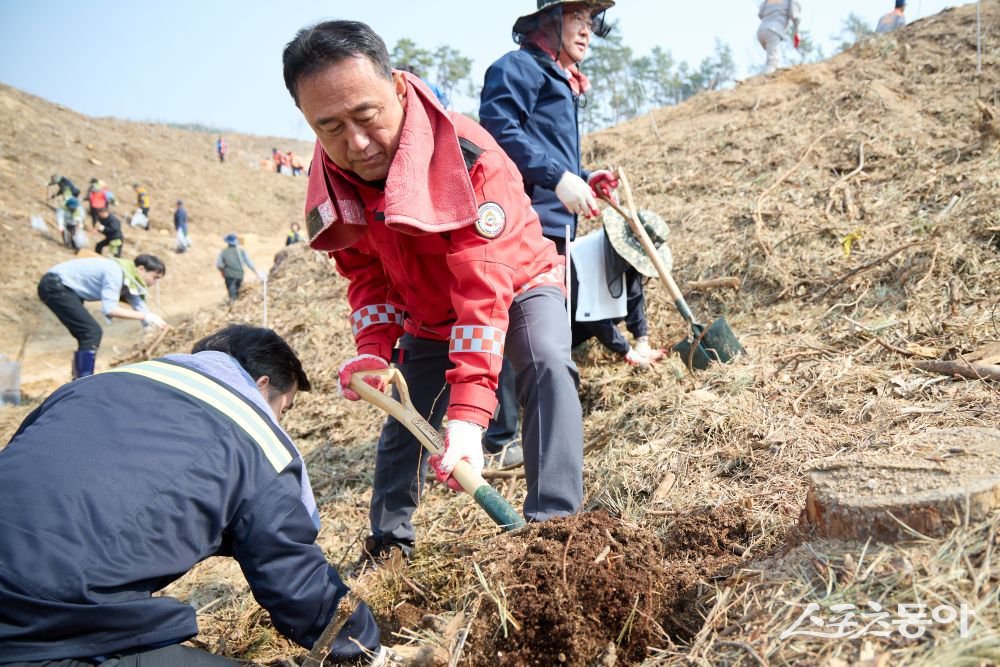 여주시(시장 이충우)는 제80회 식목일을 기념해 지난 4일 대신면 당산리 산20-1번지 일원에서 대규모 나무 심기 행사를 개최했다. 사진제공|여주시