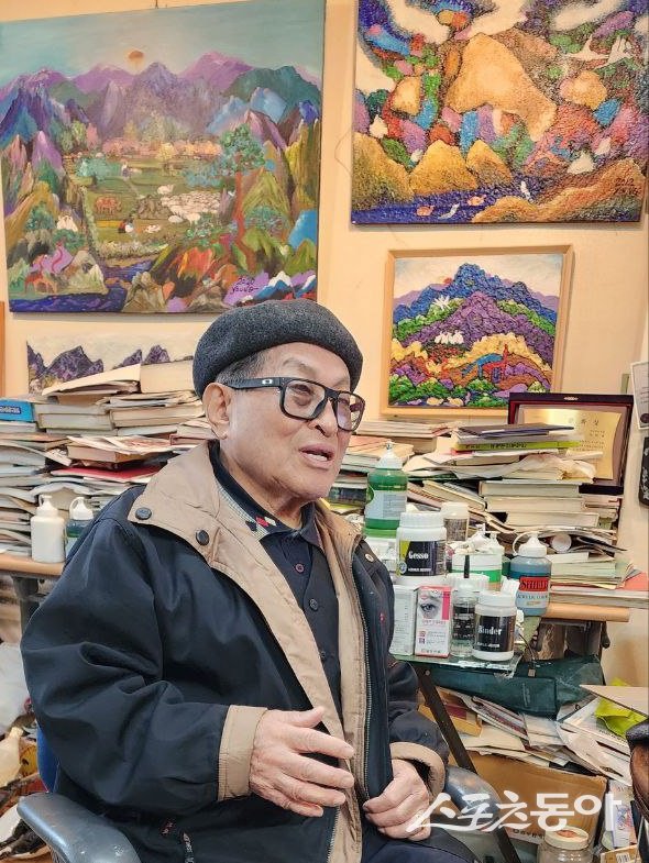 부산의 중견 서양화가 장인영 화백.