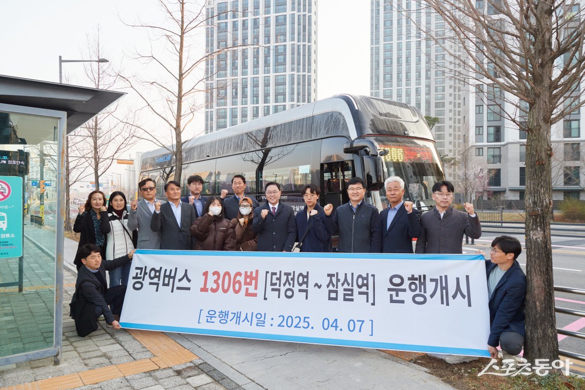 강수현 양주시장(오른쪽 다섯번째)이 7일 ‘광역버스 1306번’ 탑승하여 시민과 함께한 출근길 ‘현장 소통’하고 있다. 사진제공ㅣ양주시