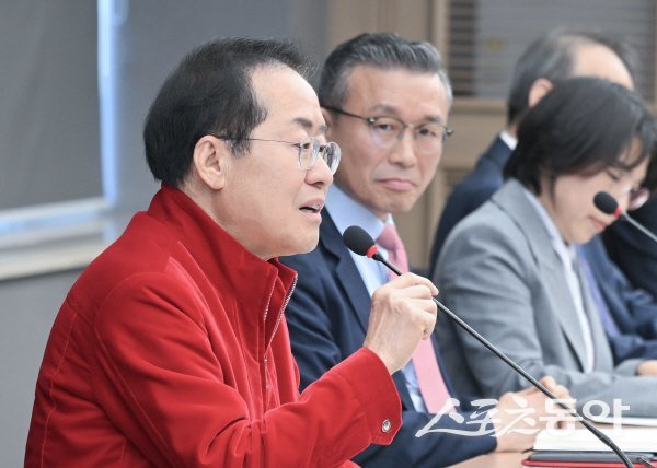 홍준표 대구광역시장이 간부회의에서 민선8기 시정 마무리와 대구의 미래 비전 과제들이 흔들림 없이 추진돼야 한다고 강조하고 있다. 사진제공 ㅣ 대구시