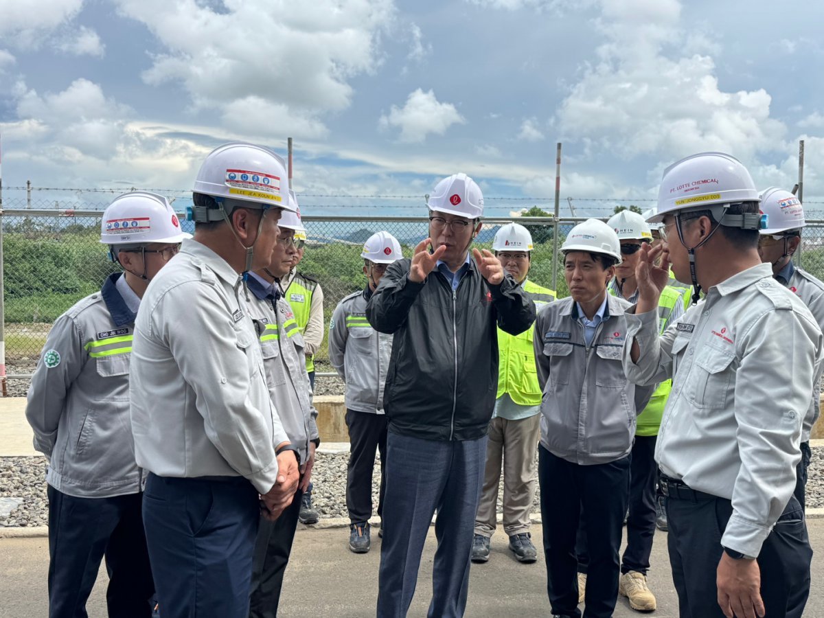 롯데케미칼 이영준 대표(가운데)가 인도네시아 라인프로젝트 현장을 찾아 직원들과 소통하고 있다.