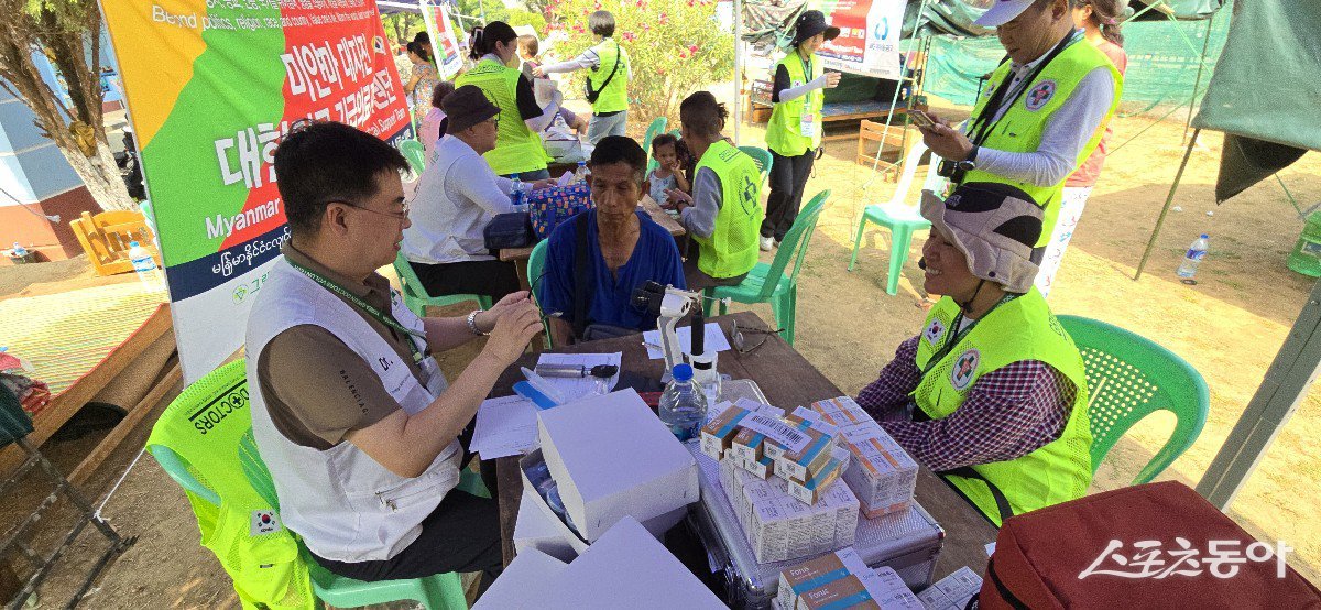 진료를 하고 있는 정근 이사장. (사진제공-=그린닥터스-온병원)