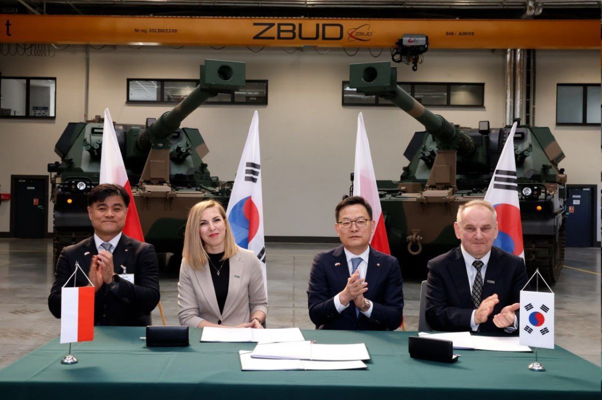  7일(현지시간) 폴란드 스탈로바 볼라 소재의 HSW 본사에서 열린 계약식에서 한화에어로스페이스와 HSW 관계자들이 기념 촬영하고 있다. 김동현 한화에어로스페이스 LS사업부장, 바바라 세냐 HSW 이사회 재무총괄, 손재일 한화에어로스페이스 대표이사, 보이치에흐 케지에라 HSW 대표이사(왼쪽부터). 사진제공 ｜한화에어로스페이스