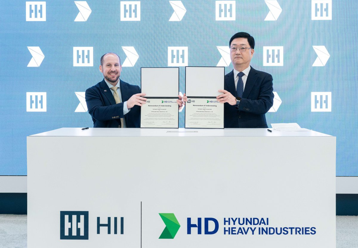  HD현대와 헌팅턴 잉걸스는 현지시간 7일, 미국 워싱턴D.C.에서 열린 ‘해양항공우주 전시회’ 헌팅턴 잉걸스 전시관에서 HD현대중공업 주원호 특수선사업대표(오른쪽)와 잉걸스 조선소 브라이언 블란쳇 사장이 참석한 가운데 선박 건조 생산성 향상 및 첨단 조선 기술 협력을 위한 양해각서(MOU)를 체결했다. 사진제공 ｜ HD현대