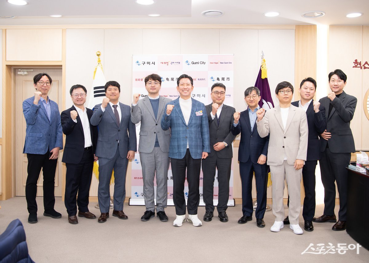 김장호 구미시장(왼쪽 다섯번째)이 지난 7일 시장 집무실에서 ‘구미시 벤처투자협의회’ 투자사들과 소통 간담회를 가진 뒤 참석자들과 기념촬영을 하고 있다. 사진제공ㅣ구미시