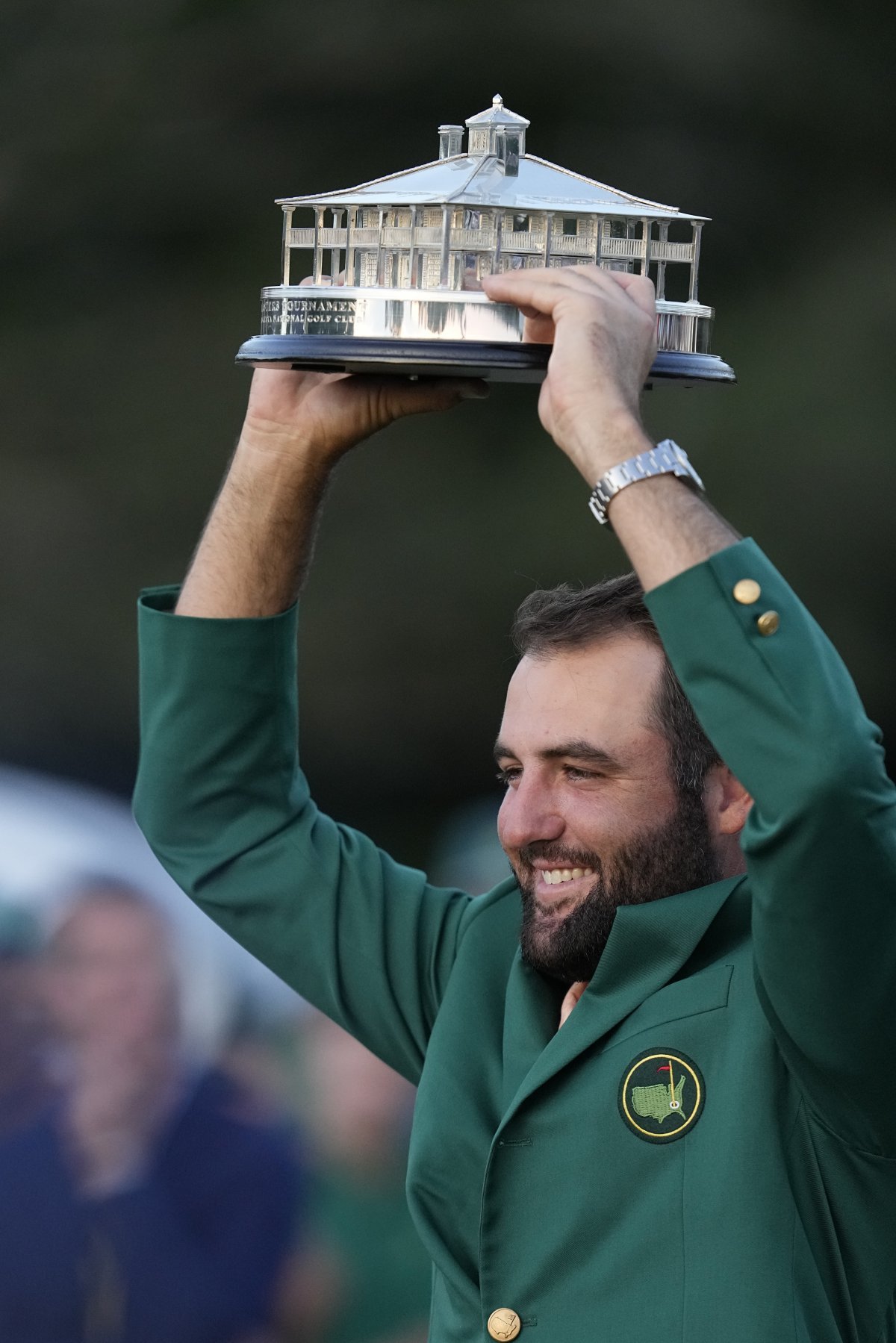 세계랭킹 1위 스코티 셰플러가 10일(한국시간) 개막하는 마스터스 토너먼트에서 타이틀 방어와 함께 개인 통산 3번째 우승에 도전한다.  지난해  그린재킷을 입고 환하게 웃고 있는 셰플러. 오거스타( 미 조지아주)  |  AP뉴시스