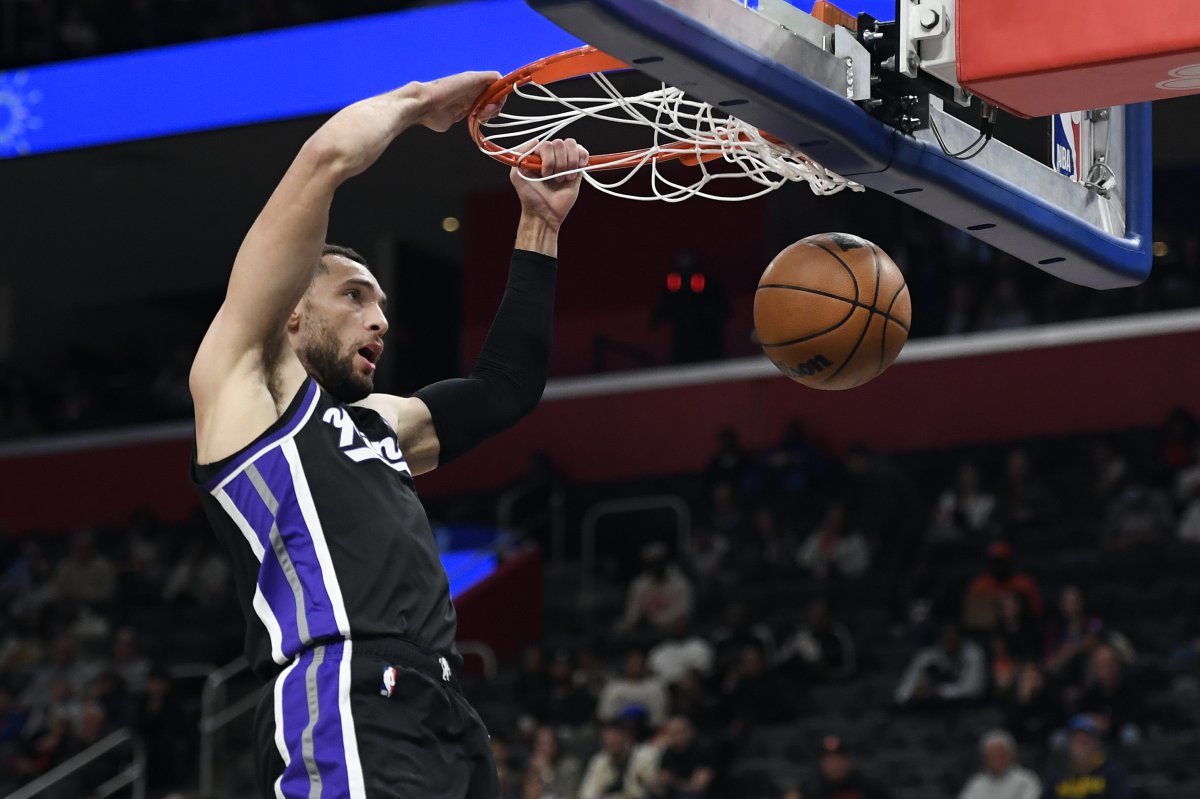 새크라멘토 잭 라빈이 8일(한국시간) 리틀 시저스 아레나에서 열린 디트로이트전 도중 강력한 투 핸드 덩크슛을 내리 꽂고 있다. 43점을 넣은 라빈의 활약으로 새크라멘토는 3연승을 질주했다. 디트로이트(미 미시간주)|AP뉴시스