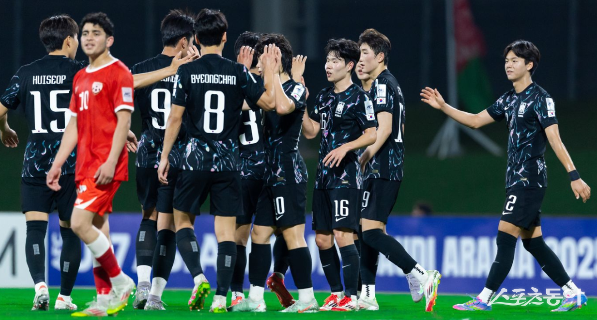 한국 U-17 축구대표팀 선수들이 8일(한국시간) 사우디아라비아 제다의 킹 압둘라 스포츠시티 홀 스타디움에서 열린 아프가니스탄과 2025 아시아축구연맹(AFC) U-17 아시안컵 조별리그 C조 2차전에서 팀 득점이 나오자 기쁨을 나누고 있다. 사진출처 | AFC 홈페이지