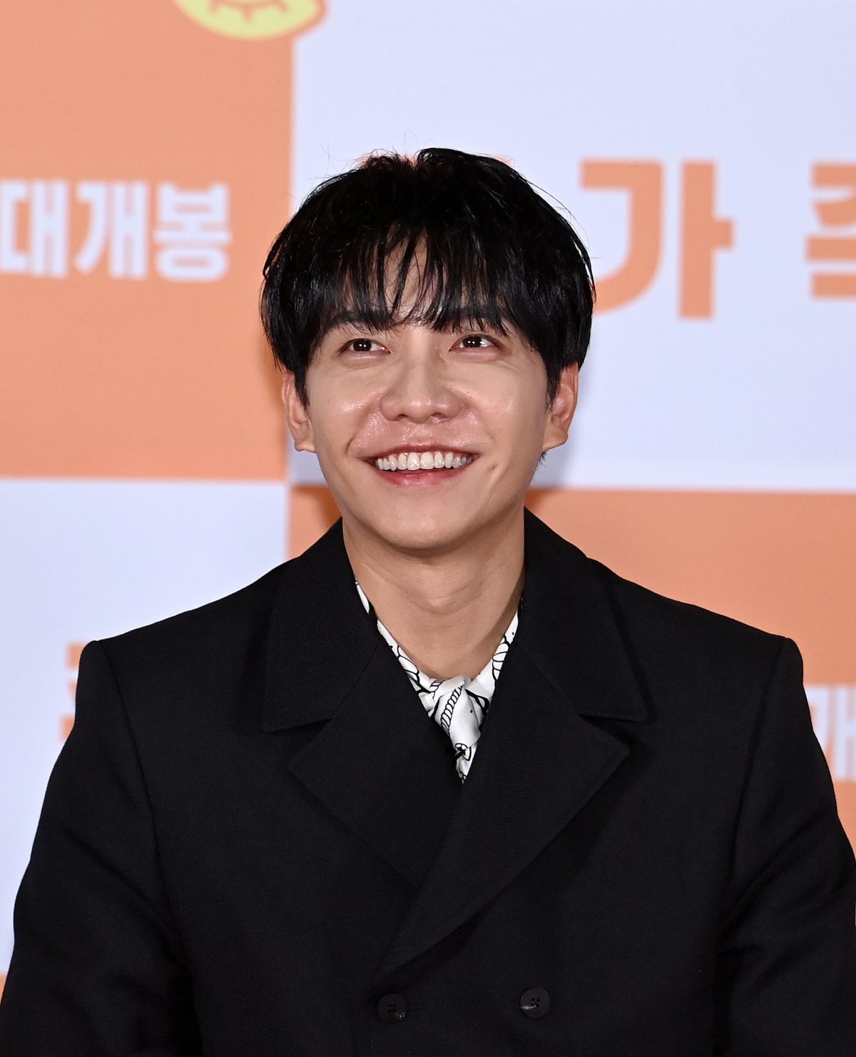 21일 서울 송파구 롯데시네마 월드타워에서 열린 영화 ‘대가족’ 시사회에서 배우 이승기가 웃고 있다. 김종원 기자 won@donga.com