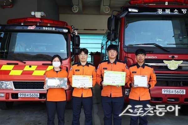 총신대 부속 유치원 청송소방서에 기부 물품 전달. 사진제공 l 청송소방서