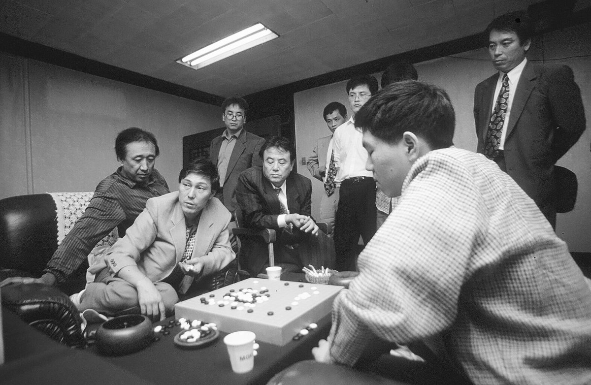 1995년 2월. 스승 조훈현 9단은 마지막 하나 남은 타이틀인 대왕전마저 제자 이창호에게 내주고 말았다. 무관으로 전락한 스승과 이 순간을 차마 보지 못하겠다는 듯 눈을 질끈 감은 제자의 모습을 이시용 작가가 필름에 담았다. (이시용 작가 제공)