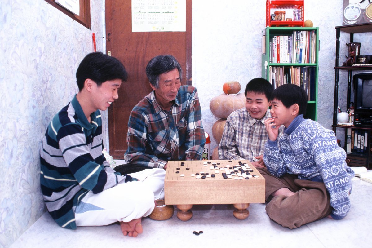 어린 시절의 이세돌 가족. (왼쪽부터 시계방향) 큰형 이상훈(현 프로기사), 아버지 이수오씨, 작은 형 이차돌, 이세돌. (이시용 작가 제공)