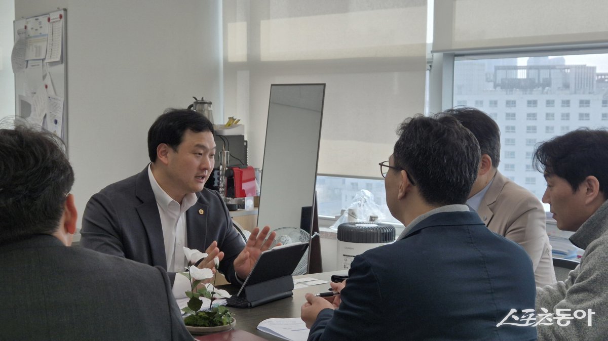 경기도의회 고준호 의원(국민의힘, 파주1)이 8일 경기도주택도시공사(GH) 주사무소의 구리 이전 추진이 중단된 것에 대해 강하게 비판하며 경기도 택지개발과와 긴급 간담회를 가졌다. 사진제공｜경기도의회 고준호 의원