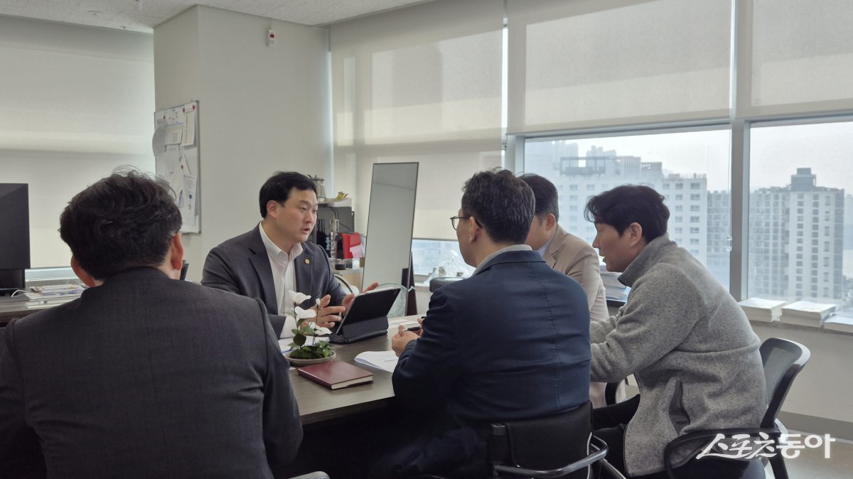 경기도의회 고준호 의원(국민의힘, 파주1)이 8일 경기도주택도시공사(GH) 주사무소의 구리 이전 추진이 중단된 것에 대해 강하게 비판하며 경기도 택지개발과와 긴급 간담회를 가졌다. 사진제공｜경기도의회 고준호 의원