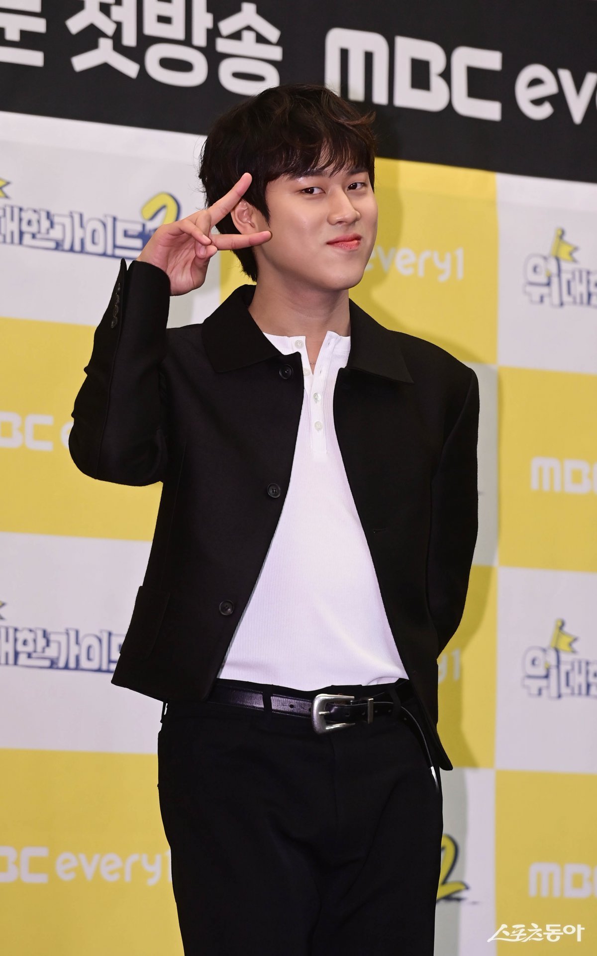 가수 이무진이 8일 서울 마포구 스탠포드호텔에서 열린 MBC에브리원 ‘위대한 가이드2’ 제작발표회에서 포즈를 취하고 있다. 주현희 기자 teth1147@donga.com