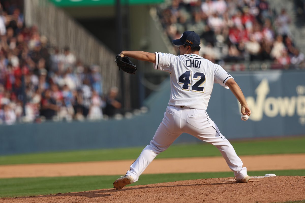 2024시즌 두산의 팀 불펜 ERA 1위를 이끈 최지강이 8일 1군에 등록됐다. 최지강은 지난해 9월 10일 고척 키움전 이후 어깨 통증 치료에 집중했다. 사진제공|두산 베어스